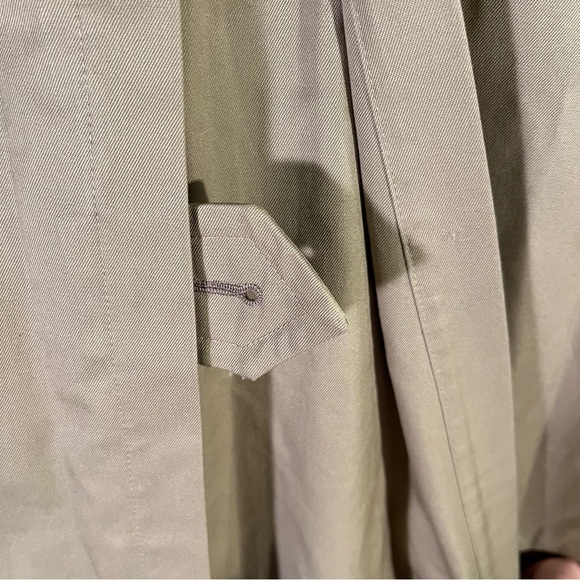 Burberry trench coat. - Picture 13 of 15